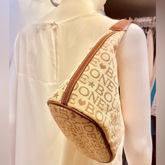 A DOONEY & BOURKE MONOGRAM PURSE OF  COATED COTTON WITH LEATHER ACCENTS. - Picture 14 of 16